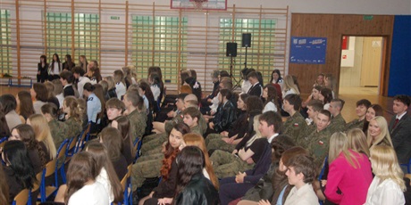 Powiększ grafikę: za-nami-uroczyste-zakonczenie-roku-klas-maturalnych-689236.jpg