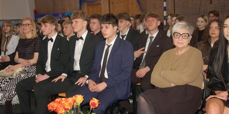 Powiększ grafikę: za-nami-uroczyste-zakonczenie-roku-klas-maturalnych-689239.jpg