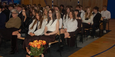 Powiększ grafikę: za-nami-uroczyste-zakonczenie-roku-klas-maturalnych-689240.jpg