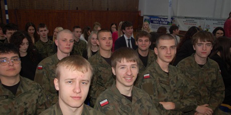 Powiększ grafikę: za-nami-uroczyste-zakonczenie-roku-klas-maturalnych-689241.jpg