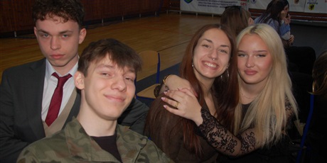 Powiększ grafikę: za-nami-uroczyste-zakonczenie-roku-klas-maturalnych-689242.jpg