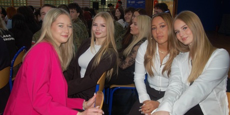 Powiększ grafikę: za-nami-uroczyste-zakonczenie-roku-klas-maturalnych-689243.jpg