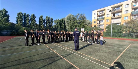 Powiększ grafikę: zajecia-z-musztry-w-wykonaniu-klas-mundurowych-1b-i-1f-638791.jpg