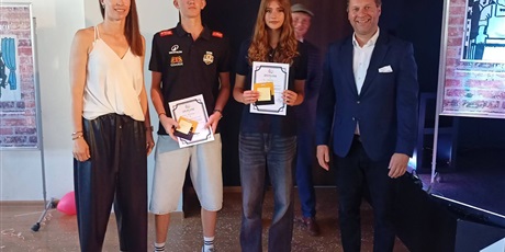 Powiększ grafikę: zakonczenie-roku-szkolnego-i-wyroznienia-705629.jpg