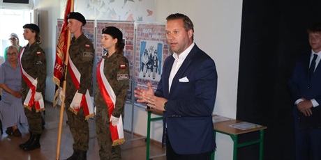 Powiększ grafikę: zakonczenie-roku-szkolnego-i-wyroznienia-705632.jpg