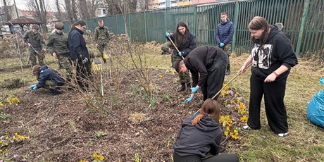 Zielony Zakątek i wiosenne porządki w przyszkolnym ogrodzie