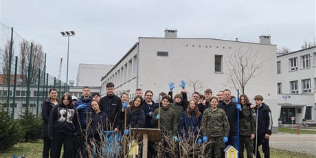 Powiększ grafikę: zielony-zakatek-i-wiosenne-porzadki-w-przyszkolnym-ogrodzie-682118.jpg