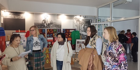 Powiększ grafikę: Zespół 4LO MUDI zaprezentował dwa podręczniki projektu Erasmus+ MUDI