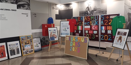 Powiększ grafikę: Zespół 4LO MUDI zaprezentował dwa podręczniki projektu Erasmus+ MUDI